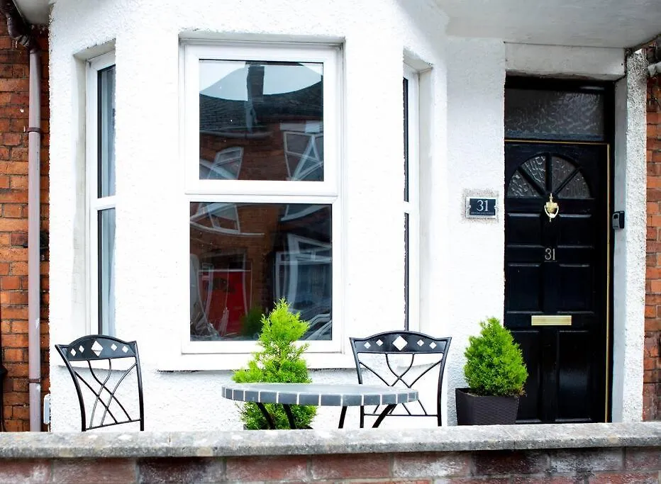 Cheerful 2 Bedroom House In The Heart Of Belfast
